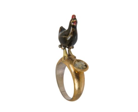 A silver gilt and enamel ring - modelled with an articulated chicken, size S, 6.8g.