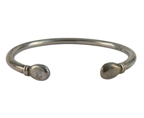 A silver torque bracelet - of plain form, 31.5g.