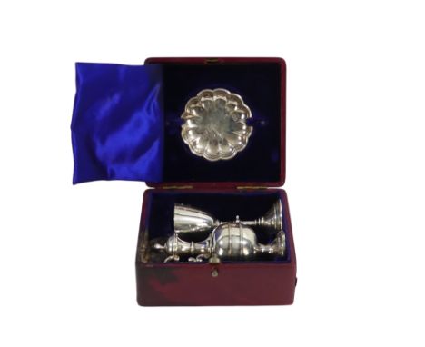 A silver travelling communion set - Sheffield 1900, comprising three pieces within a red leather box, 156g.