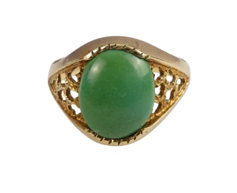 A 9ct gold greenstone ring - size S/T, weight 3.2g.