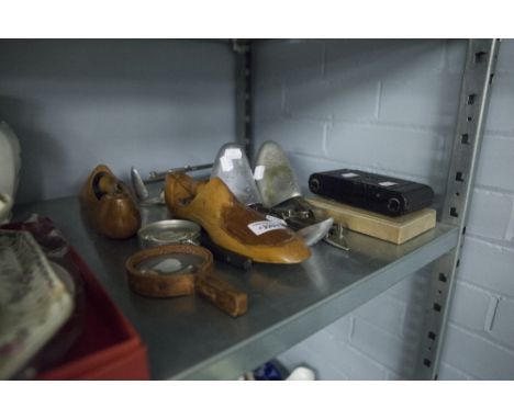 A COLLECTION OF CERAMICS TO INCLUDE SPODE 'SIADA AND ACACIA' STAND, 'GREEN GARLAND' DISH, A LARGE STUDIO POTTERY VASE, BOWLS,