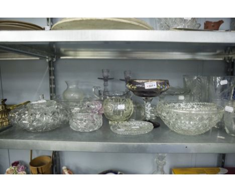 A COLLECTION OF GLASS WARES TO INCLUDE A JELLY MOULD, A CAKE STAND, CANDLESTICKS, TRINKET DISHES, A JUG AND GLASSES ETC.... 