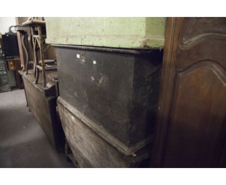 A LATE NINETEENTH CENTURY OAK CARRYING TRUNK, PAINTED BLACK, BRASS LOCK PLATE ON PLINTH BASE 