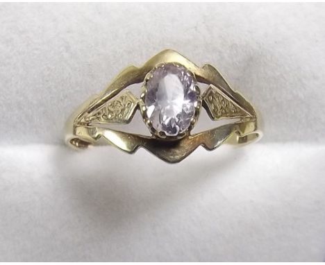 A 9 carat gold ring set purple stone, size N