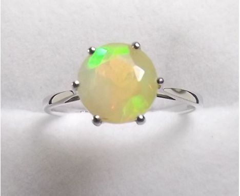 A 9K white gold opal ring, size P