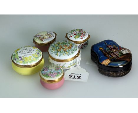 A 20th century Russian papier mâché box, the hinged lid decorated with a view of the Kremlin, together with five Crummles ena