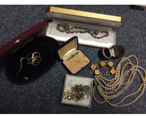 An assortment of vintage jewellery inc. gold and silver etc.