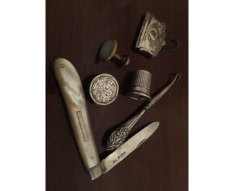 Small collection of silver and plated items inc. penknife, button hook, thimble etc.