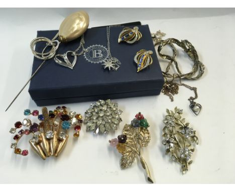 A mixed lot of vintage costume jewellery.