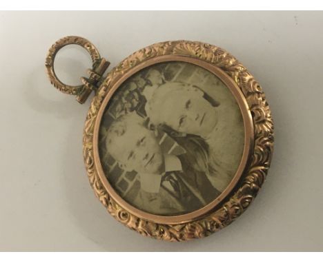 An Edwardian gold double sided open portrait locket. Weight 8g