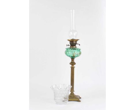 VICTORIAN BRASS PILLAR OIL LAMP WITH GREEN GLASS PAINTED BOWL ON A SQUARE BASE & WITH AN ETCHED GLASS SHADE.HEIGHT: 26 INCHES