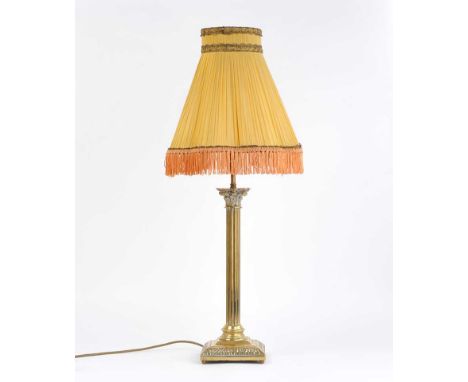 VICTORIAN BRASS CORINTHAN PILLAR TABLE LAMP ON SQUARE BASE WITH A TASSEL SHADE.HEIGHT: 33 INCHES.GOOD CONDITION.