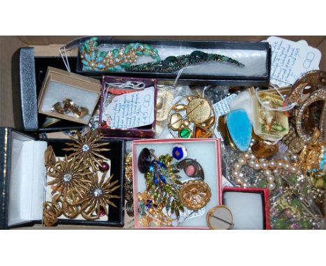 Mixed lot of costume jewellery to include; Norbert Niger paste set brooch, Egyptianesque portrait brooch etc 