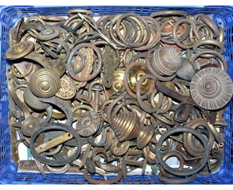 Tray of antique curtain brass curtain pole fittings, rings and bracket - a lot 