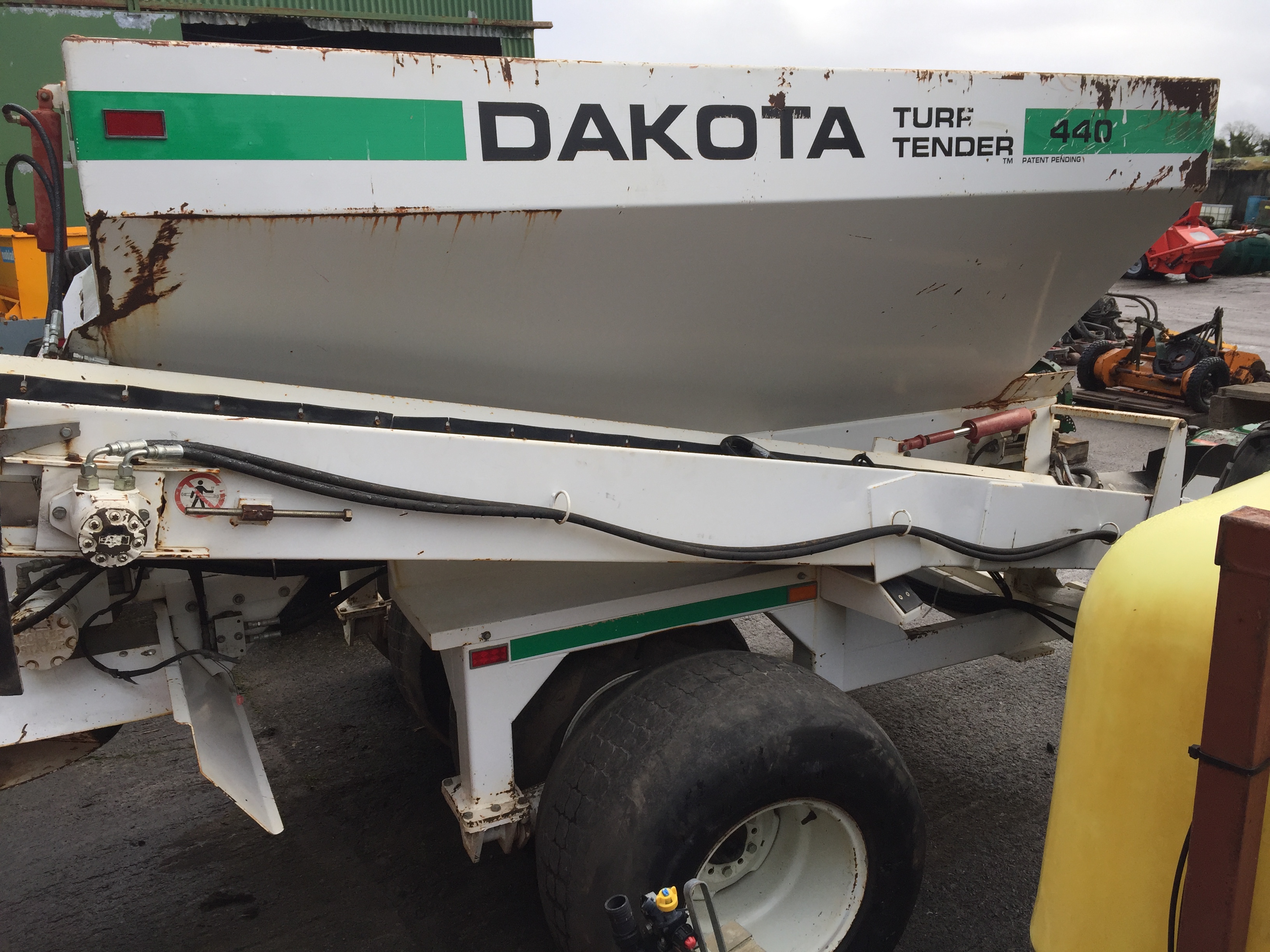 Dakota Single Axle 440 Top Dresser c/w Side Conveyor COLLECTION OFFSITE