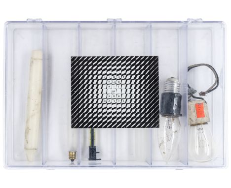 Watts, Robert. Light Fluxkit. Kunststoffbox mit Offset-Etikett und 6 verschiedenen Leuchtmittel-Objekten. 1973. Plastikbox: 3