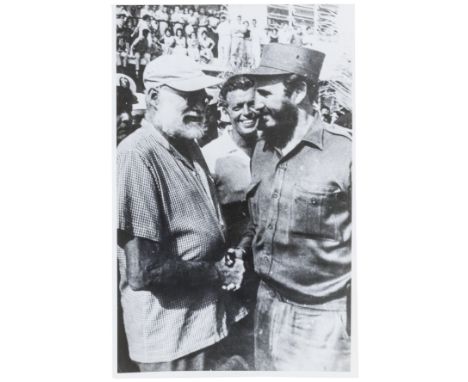 Castro, Fidel - - 5 Photographien. Vintage-Silbergelatineabzüge. 1962-1982.    Enthalten: 1. Fidel Castro am Rednerpult. Bild