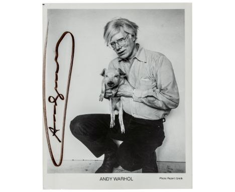 Smith, Rupert Jason. Andy Warhol (with Pig). Original-Photographie. Vintage. Silbergelatine. Links von Warhol vertikal signie