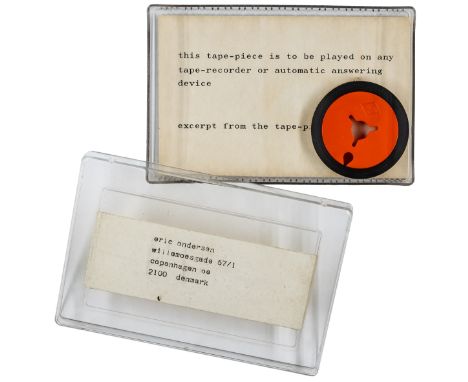 Andersen, Eric. Tape-Piece. Objekt in Plastikbox mit eingelegtem Zettel. Auf der Box mit montiertem Adress-Etikett des Künstl