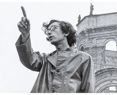 Sechs Positionen der 60er Jahre - - Christo. Christo vor der Ruine der Orangerie in Kassel. Original-Photographie. Vintage. S