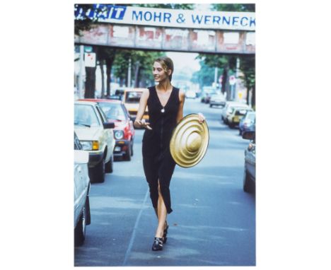 Naundorf, Cathleen. Franziska (Mode) Berliner Straßen. Original-Photographie. Vintage. Silbergelatine. Verso mit montiertem E