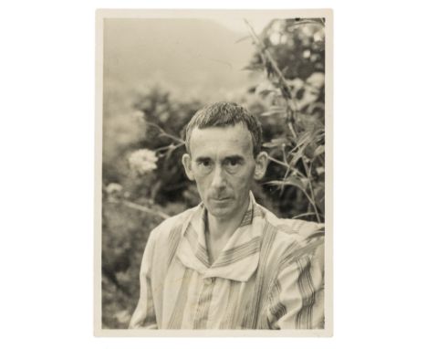 DADA - - Ball, Hugo. Brustbild von vorne. Original-Photographie. Vintage. Rückseitig von fremder Hand bezeichnet "Hugo Ball s