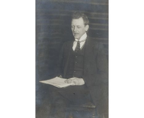 DADA - - Schwitters, Kurt. Kurt Schwitters rezitiert aus "Ursonate". Original-Photographie auf Postkarte. Vintage. Silbergela