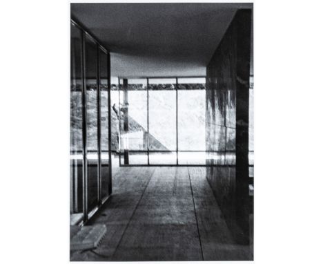Förg, Günther. Barcelona-Pavillon. Original-Photographie. Vintage. Silbergelatine auf Agfa. Verso signiert und datiert mit Bl