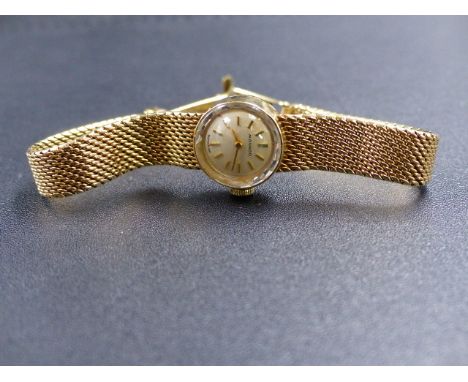 A 9CT GOLD LADIES MANUAL WOUND MOVADO WATCH ON A MESH STYLE BRACELET, GROSS WEIGHT 18.9GRMS. 