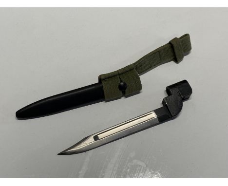 A British military ww2 period No. 9 Bayonet bayonet and scabbard (UK postage only)