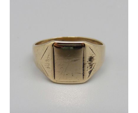 A small 9ct gold signet ring, 2.1g, F 