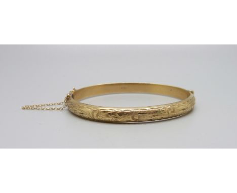 A 9ct gold bangle, 8.2g 