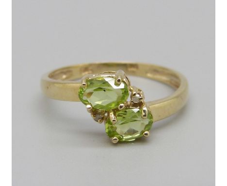 A 9ct gold ring, set with peridot and small diamonds, 1.2g, O 