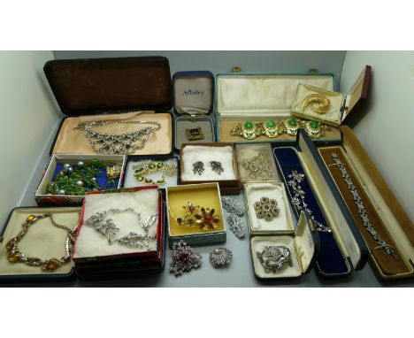 Boxed vintage jewellery 