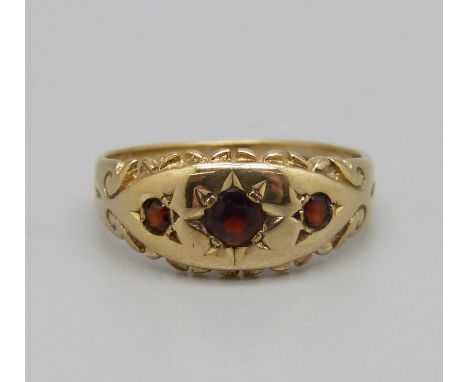 A 9ct gold and garnet set ring, 2g, N 