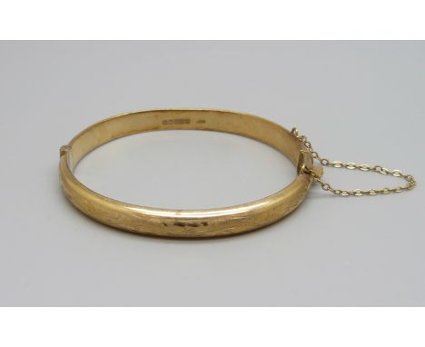 A 9ct gold bangle, 8.3g 