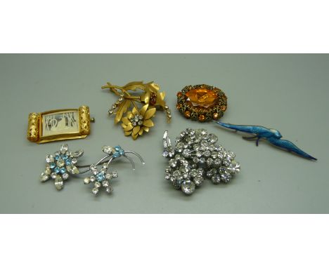 Vintage brooches including an enamelled bird brooch 