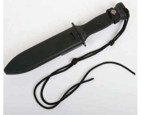US Navy Seal Knife: Combat knife with 14,5 blacken blade stamped MK 3 MOD O and 2v376, housed in black plastic scabbard with 