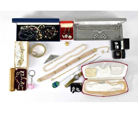 A quantity of mainly vintage costume jewellery, to include a c.1960s pastel faux pearl bracelet set with charms depicting New