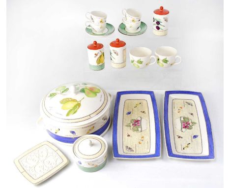 WEDGWOOD; a quantity of 'Sarah's Garden' tea and dinnerware, to include a lidded tureen, four coffee cups and saucers, two te