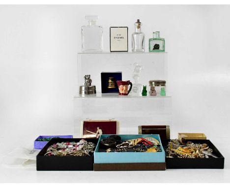 A quantity of vintage and modern costume jewellery, to include a malachite and glass beaded necklace with screw clasp, length