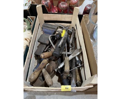 A box of miscellaneous tools to include a bench vice