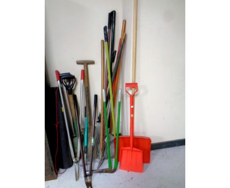 A large quantity of assorted garden tools 