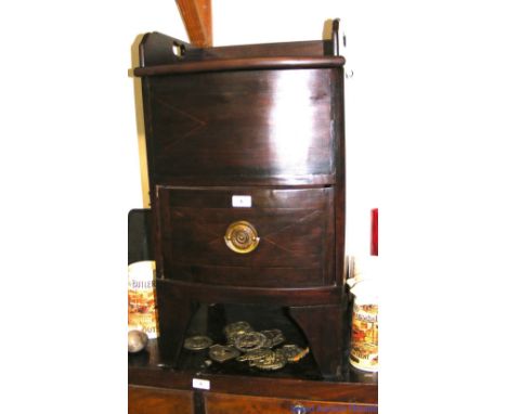 Antique commode with drawer to the base