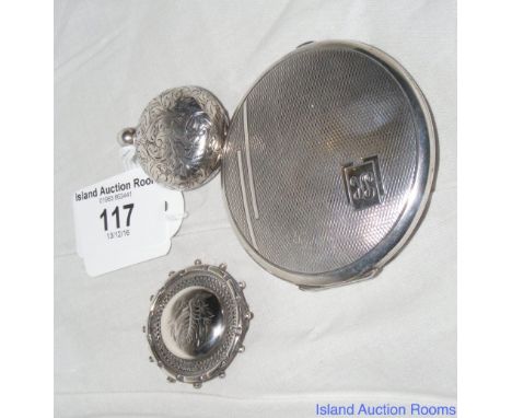 Engine turned silver compact - Birmingham 1935, chased and engraved sovereign case - Birmingham 1904, etc.