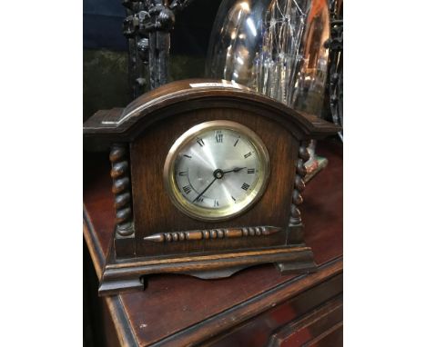 An Edwardian mantel clock in working condition. Measures 19x22x8.5cm 