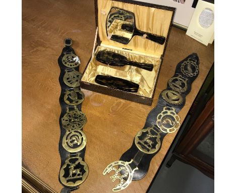 A Vintage ladies faux tortoise shell dressing table set with box together with two vintage leather strap horse brasses 