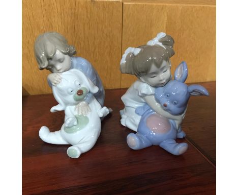 A lot of two Nao figurines, girl and boy with teddy's, 13cm in height (tallest) 