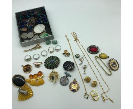 A Lot of vintage costume jewellery which includes Art Deco Gilt metal and amber brooch, various brooches, rings and various c