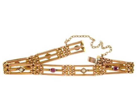 A RUBY, SPLIT PEARL AND GOLD GATE BRACELET, EARLY 20TH C&nbsp; 1cm l, marked 9c, 13.8g Good condition